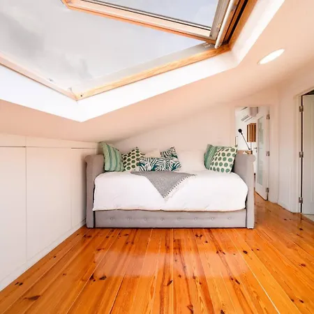 Castle-view Penthouse Duplex In * Лиссабон