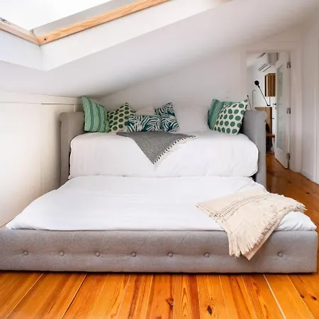 Castle-View Penthouse Duplex In Lisbon Appartamento