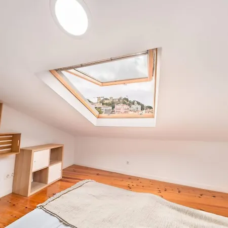 Castle-view Penthouse Duplex In * Лиссабон