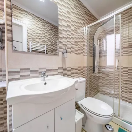 Castle-view Penthouse Duplex In Лиссабон