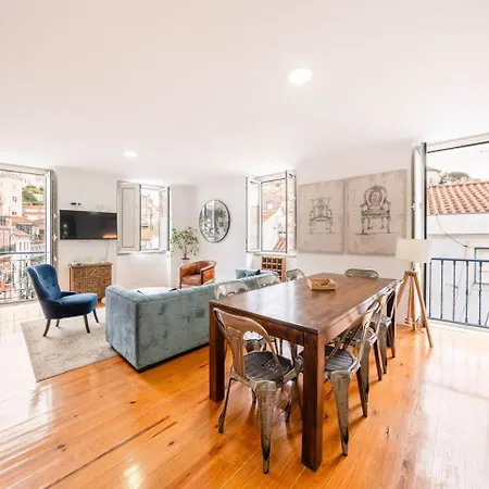 Castle-View Penthouse Duplex In Lisbon Appartamento